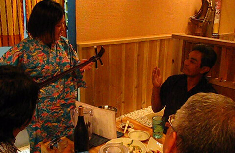 臨場感溢れる三線ライブを目の前でお楽しみ頂けます。